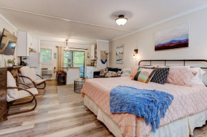 Charming Lake Lure Studio at Rumbling Bald Resort!